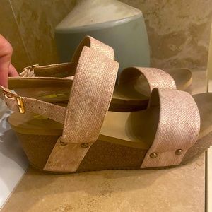 EUC Volatile pink and gold snakeskin wedges size 8